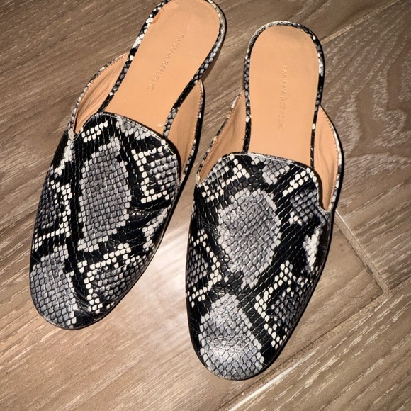 Banana Republic size 6.5 black gray snake print demi mules shoes - Picture 2 of 8